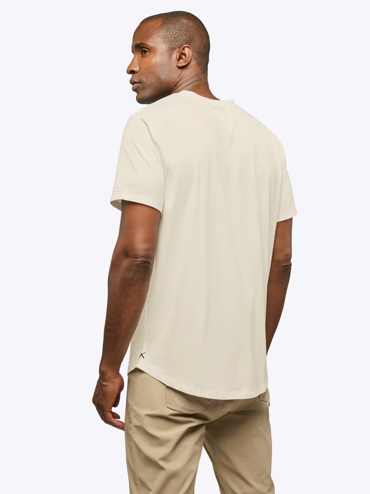 AO V-Neck Curve-Hem | Ivory Signature-fit PYCA Pro®