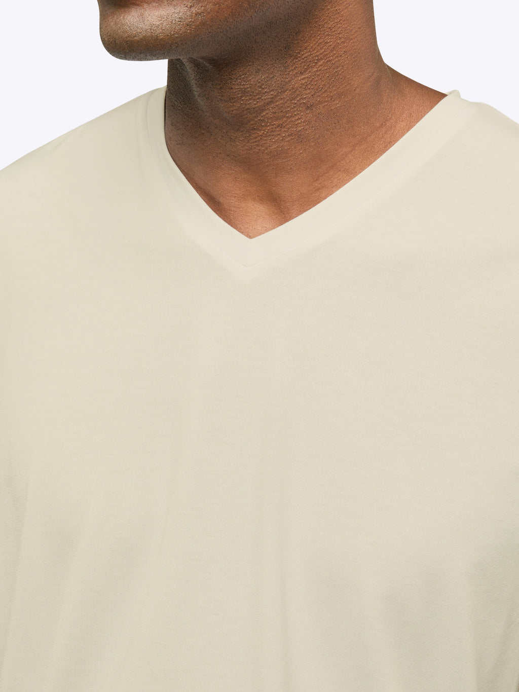 AO V-Neck Curve-Hem | Ivory Signature-fit PYCA Pro®