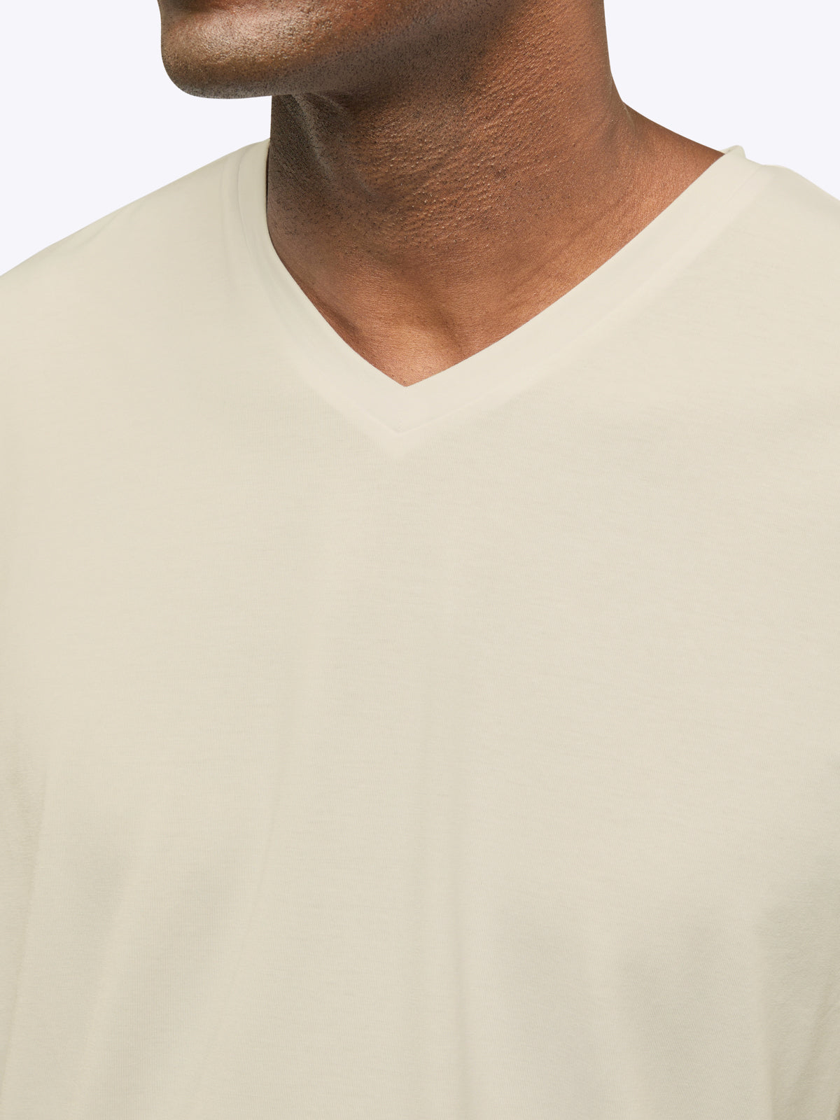 AO V-Neck Curve-Hem | Ivory Signature-fit PYCA Pro®
