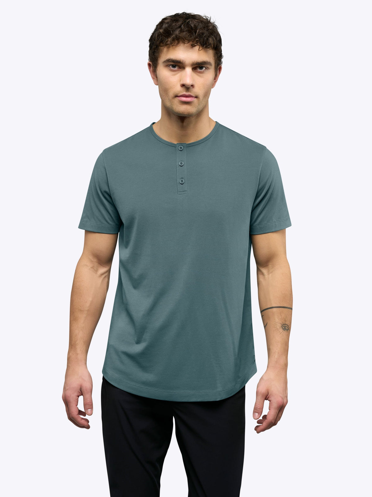 AO Henley Curve-Hem | North Atlantic Signature-Fit PYCA Pro®