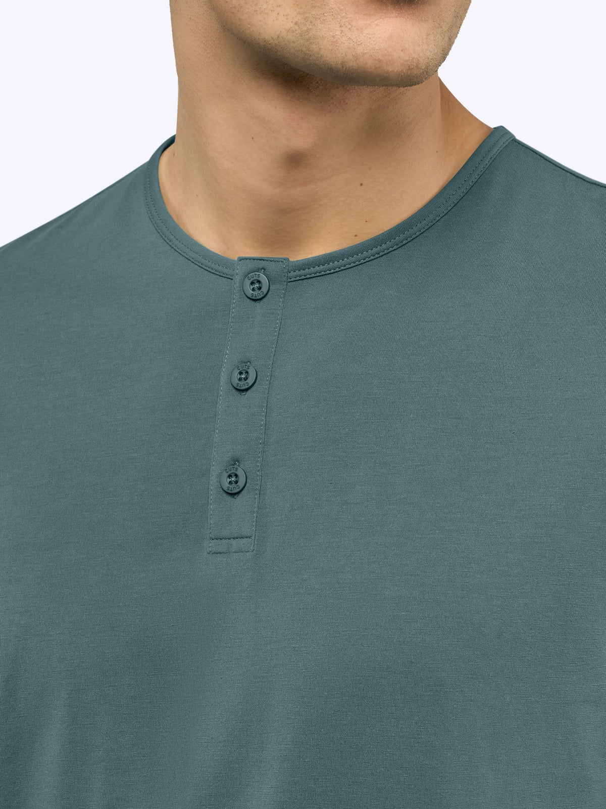 AO Henley Curve-Hem | North Atlantic Signature-Fit PYCA Pro®